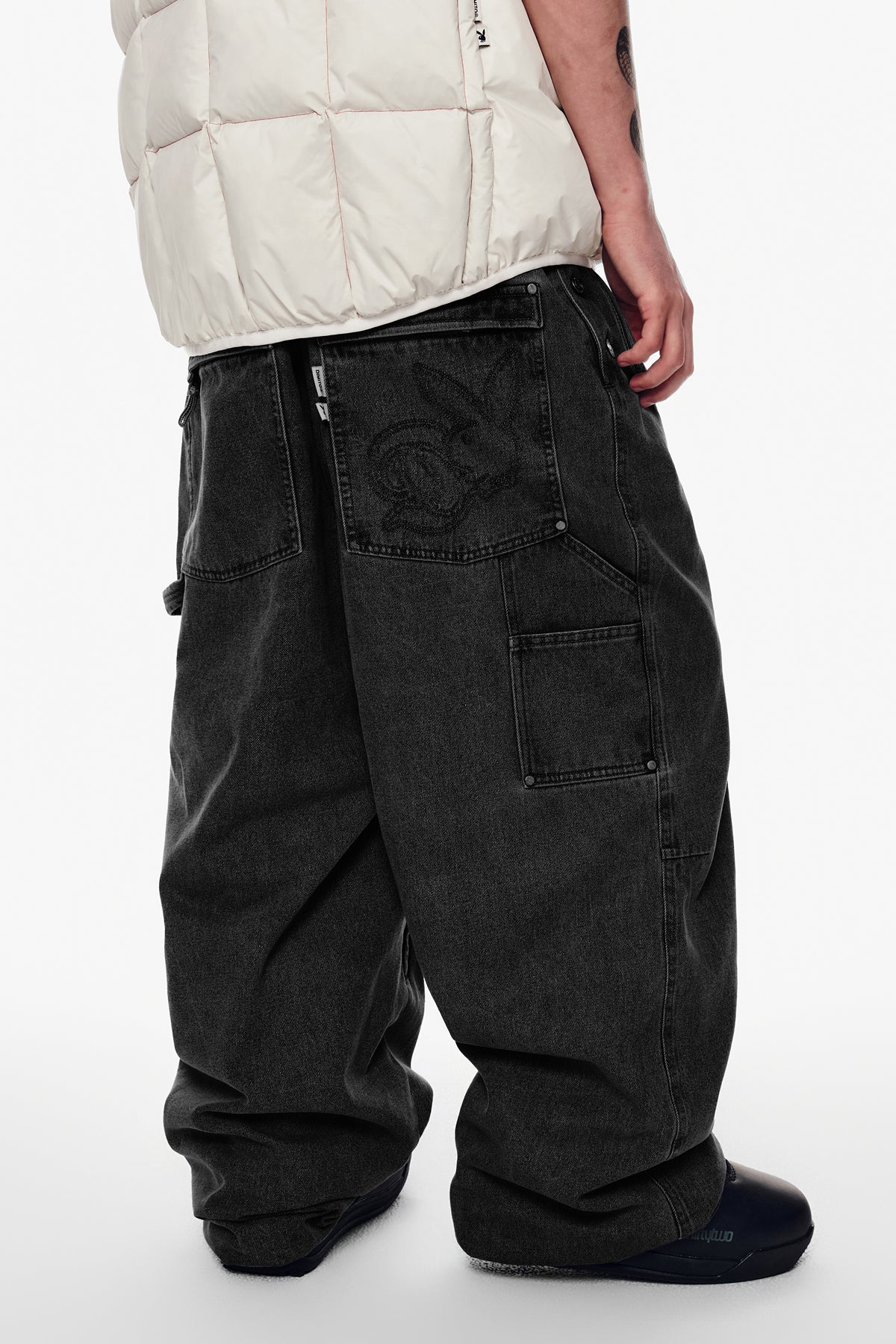 VERT [PLAYBOY x DIMITO] STITCHED TRUCKER BIB DENIM PANTS (WIDE FIT LV.1) WASHED BLACK