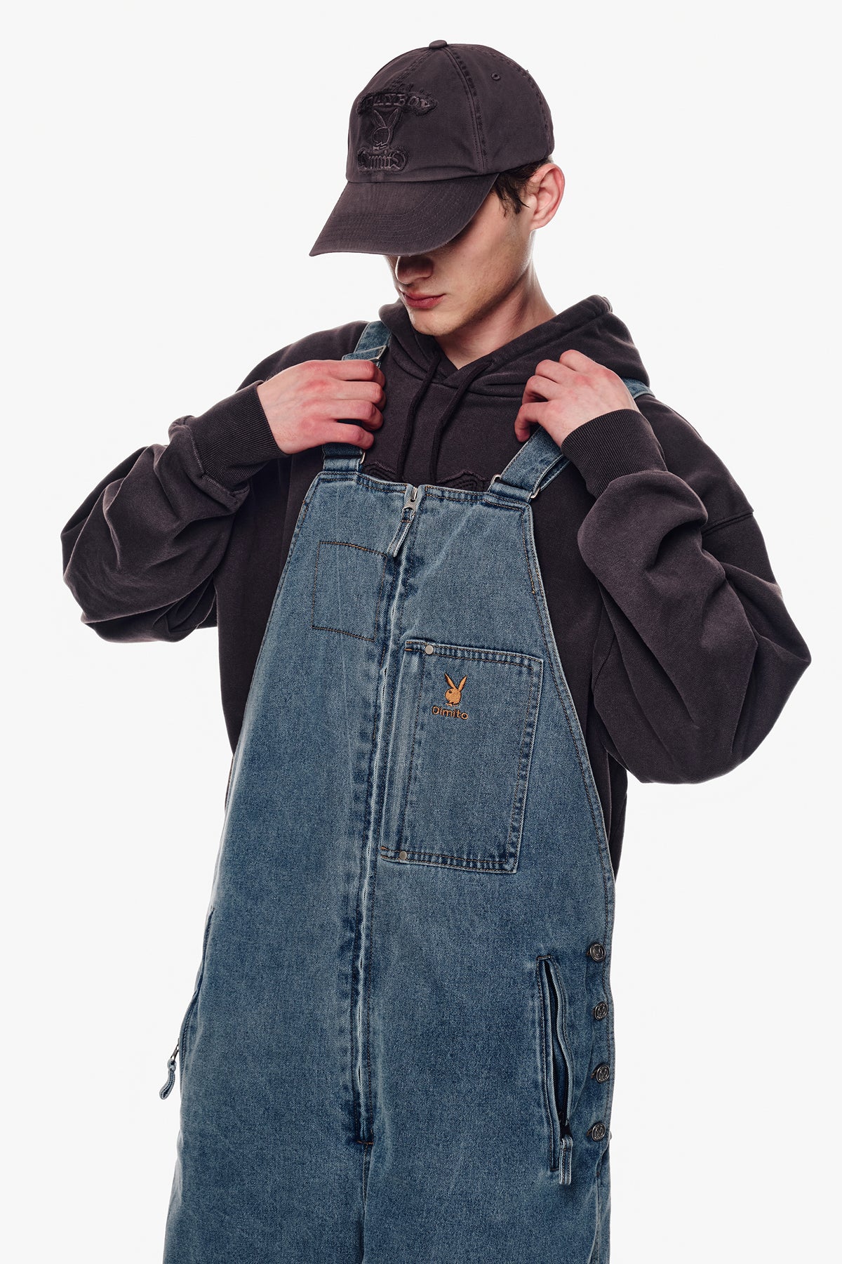 VERT [PLAYBOY x DIMITO] STITCHED TRUCKER BIB DENIM PANTS (WIDE FIT LV.1) WASHED BLUE
