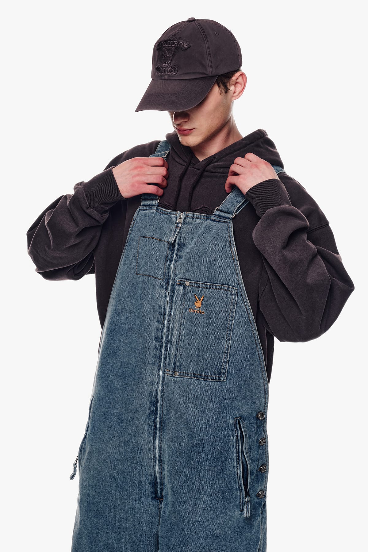 [INVITED] [PLAYBOY x DIMITO] STITCHED TRUCKER BIB DENIM PANTS (WIDE FIT LV.1) WASHED BLUE