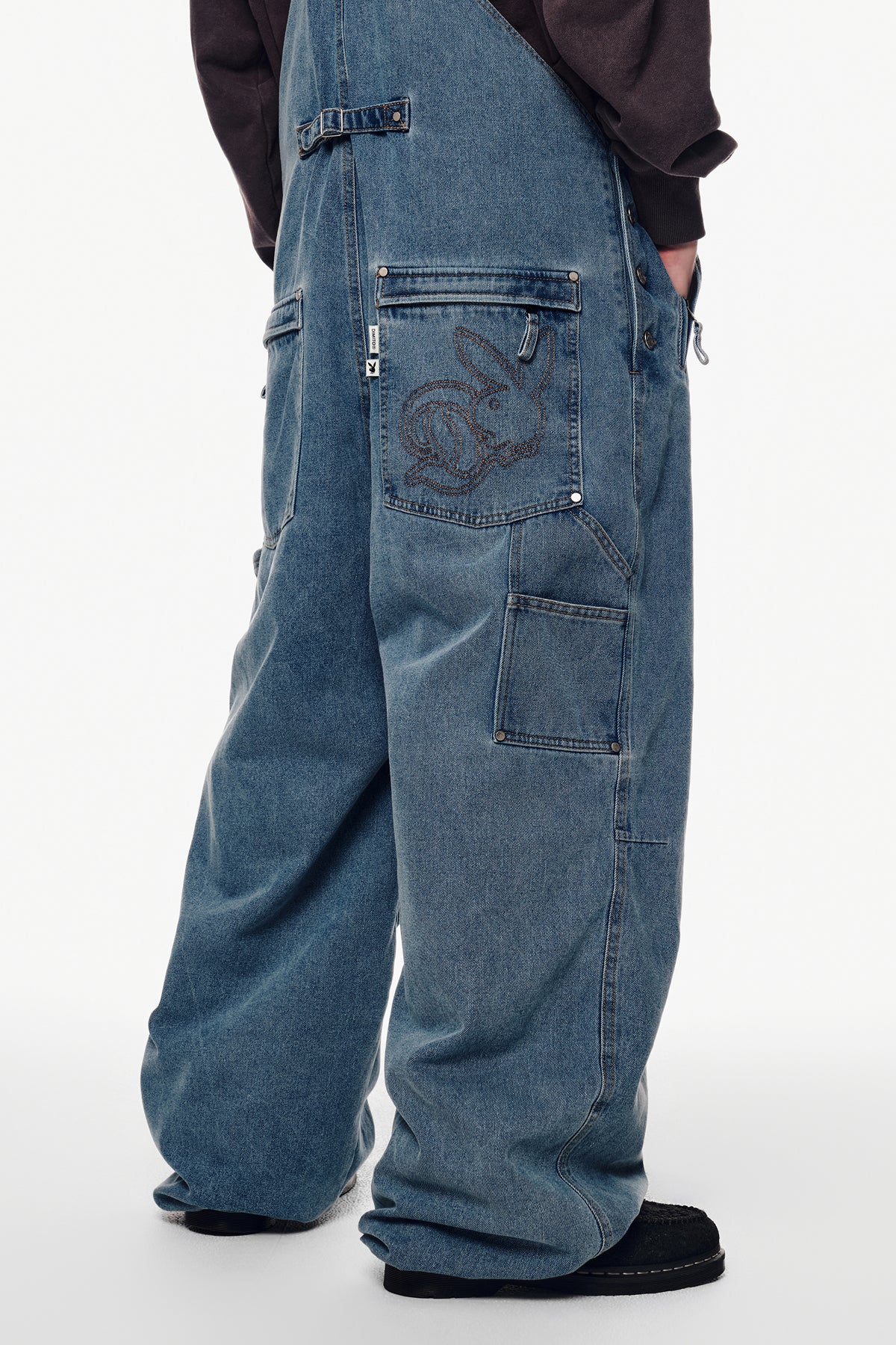 VERT [PLAYBOY x DIMITO] STITCHED TRUCKER BIB DENIM PANTS (WIDE FIT LV.1) WASHED BLUE