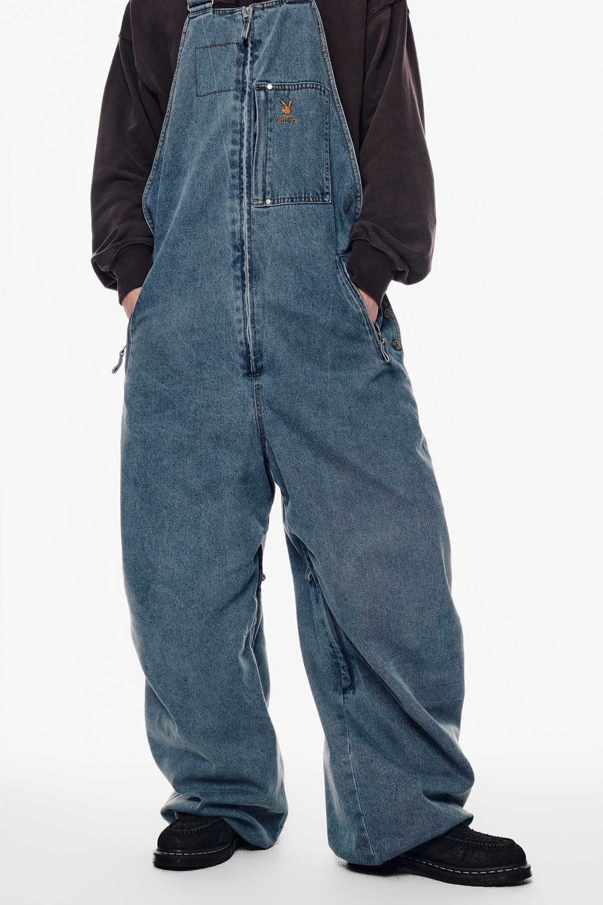 VERT [PLAYBOY x DIMITO] STITCHED TRUCKER BIB DENIM PANTS (WIDE FIT LV.1) WASHED BLUE
