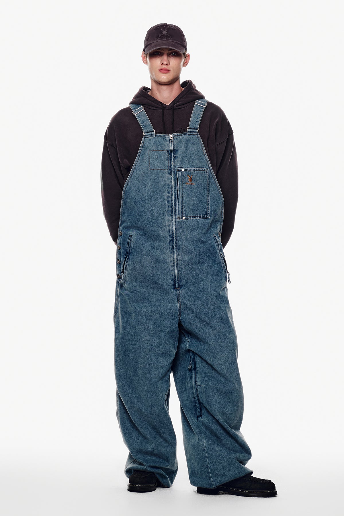 VERT [PLAYBOY x DIMITO] STITCHED TRUCKER BIB DENIM PANTS (WIDE FIT LV.1) WASHED BLUE