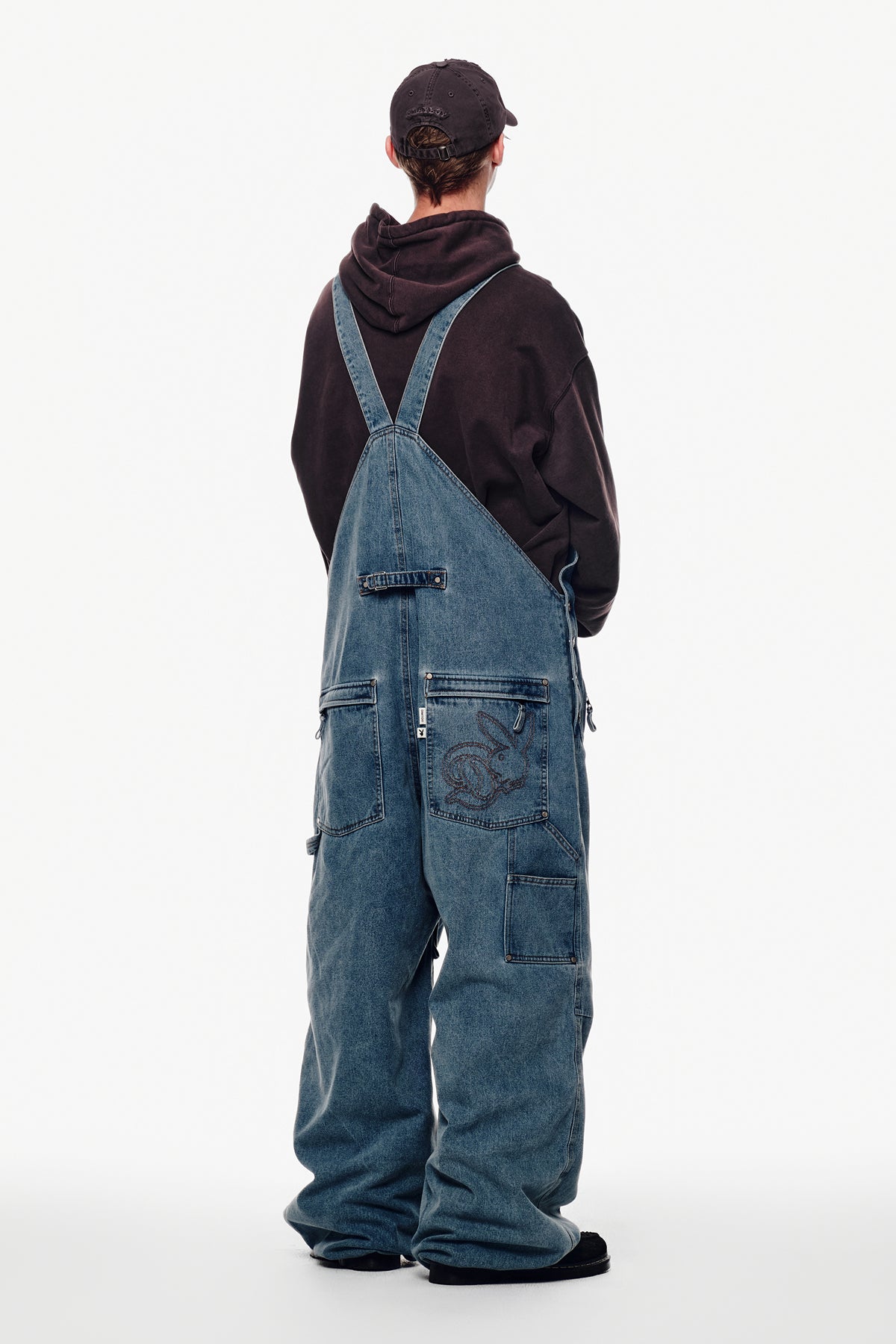 VERT [PLAYBOY x DIMITO] STITCHED TRUCKER BIB DENIM PANTS (WIDE FIT LV.1) WASHED BLUE