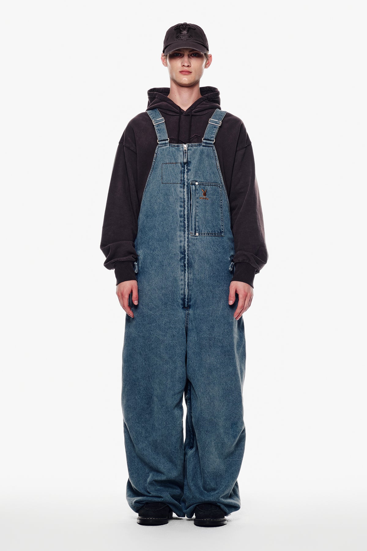 VERT [PLAYBOY x DIMITO] STITCHED TRUCKER BIB DENIM PANTS (WIDE FIT LV.1) WASHED BLUE