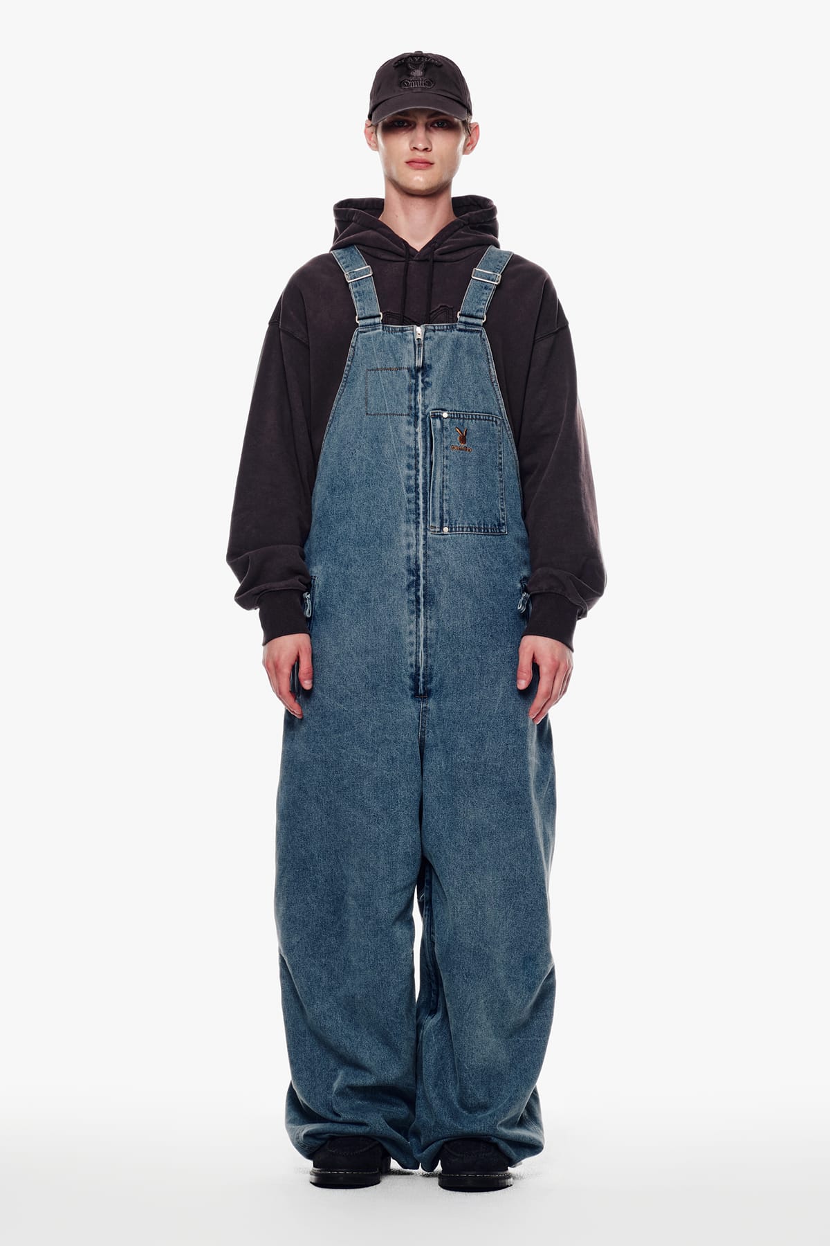 [INVITED] [PLAYBOY x DIMITO] STITCHED TRUCKER BIB DENIM PANTS (WIDE FIT LV.1) WASHED BLUE