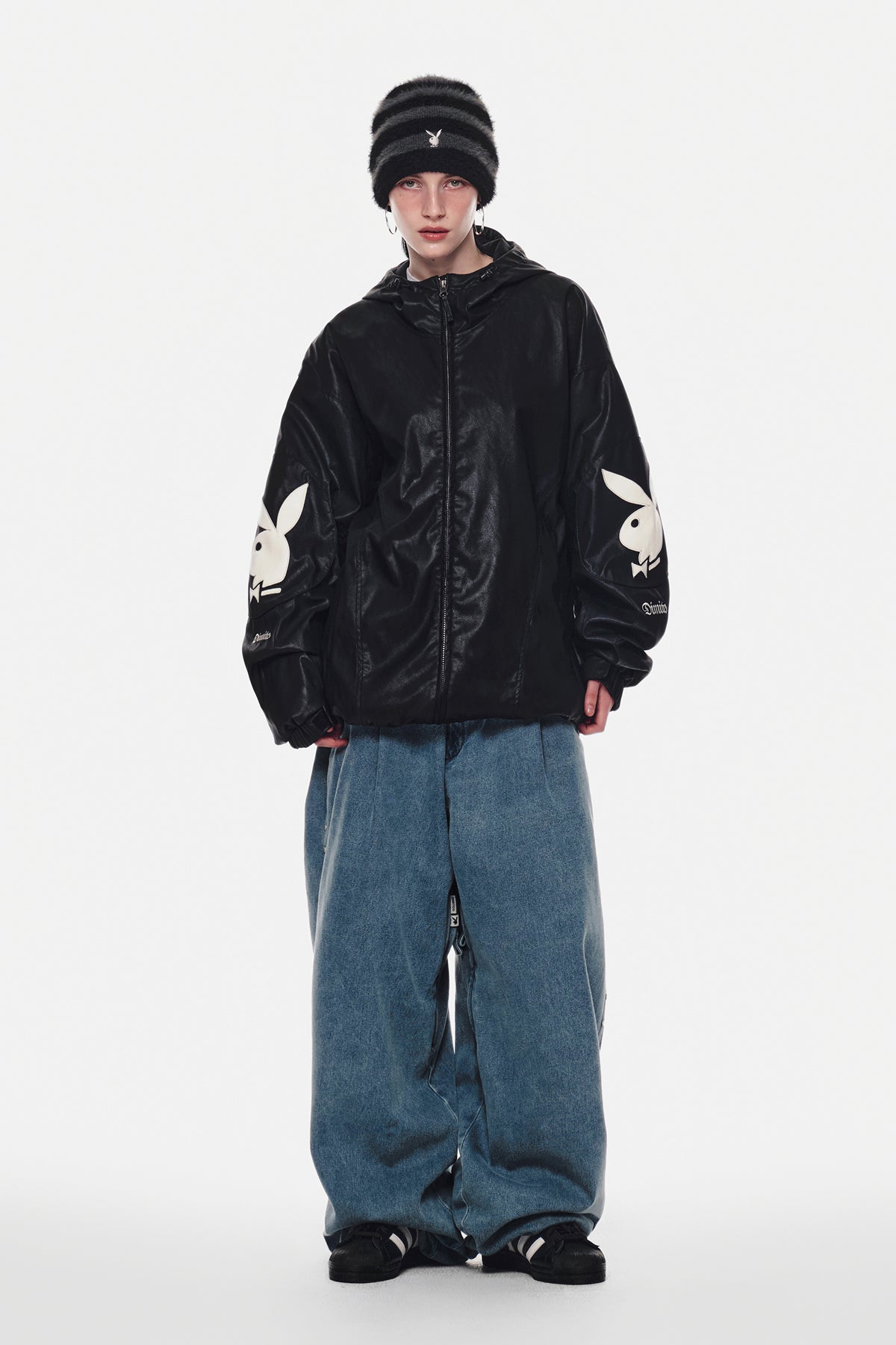 VERT [PLAYBOY x DIMITO] STUD LINE OG DENIM PANTS (WIDE FIT LV.2) WASHED BLUE