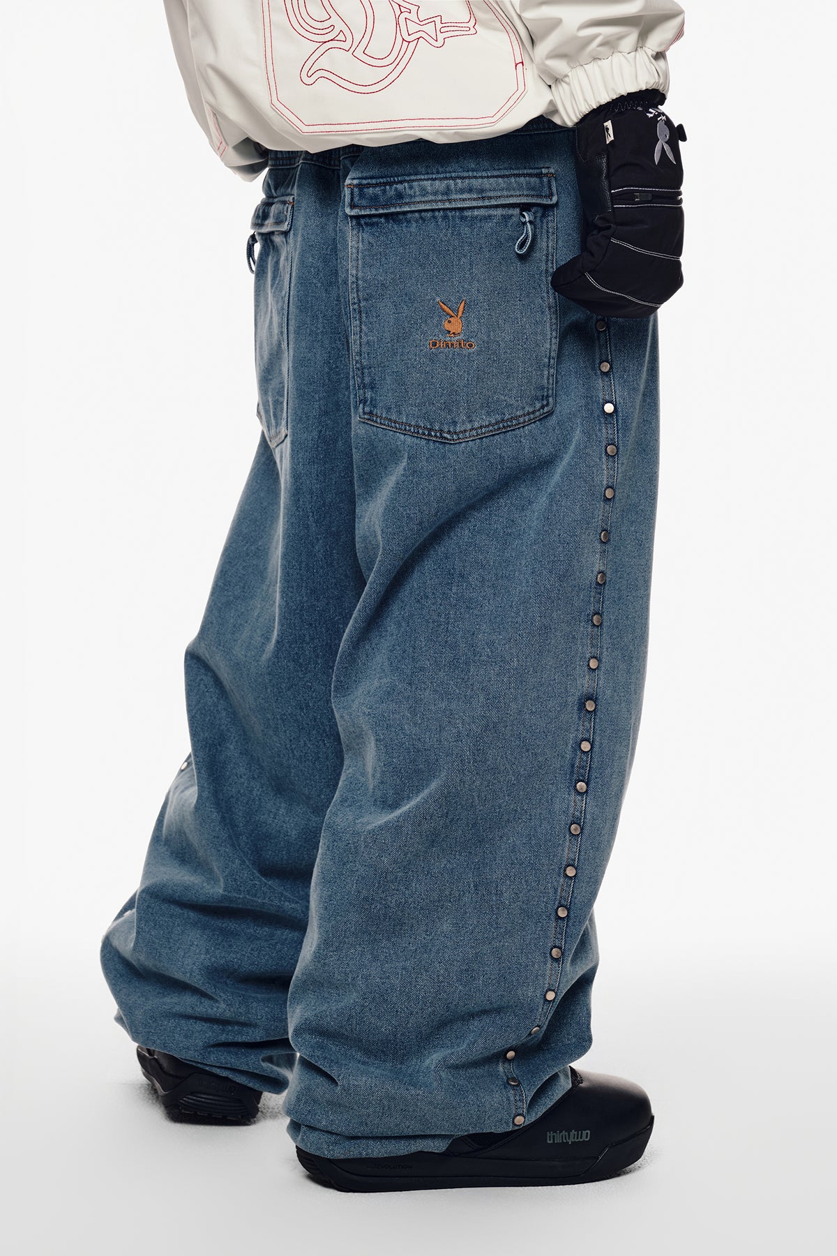 VERT [PLAYBOY x DIMITO] STUD LINE OG DENIM PANTS (WIDE FIT LV.2) WASHED BLUE