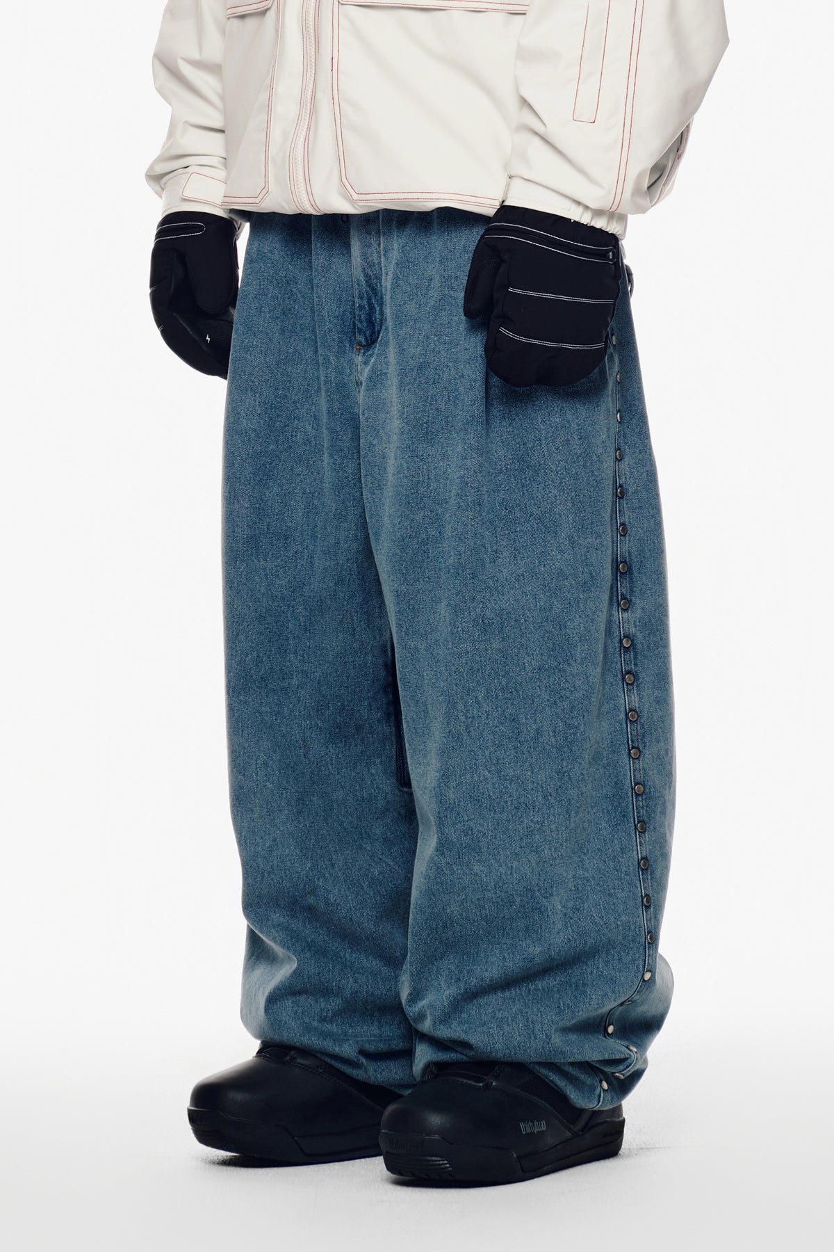 VERT [PLAYBOY x DIMITO] STUD LINE OG DENIM PANTS (WIDE FIT LV.2) WASHED BLUE