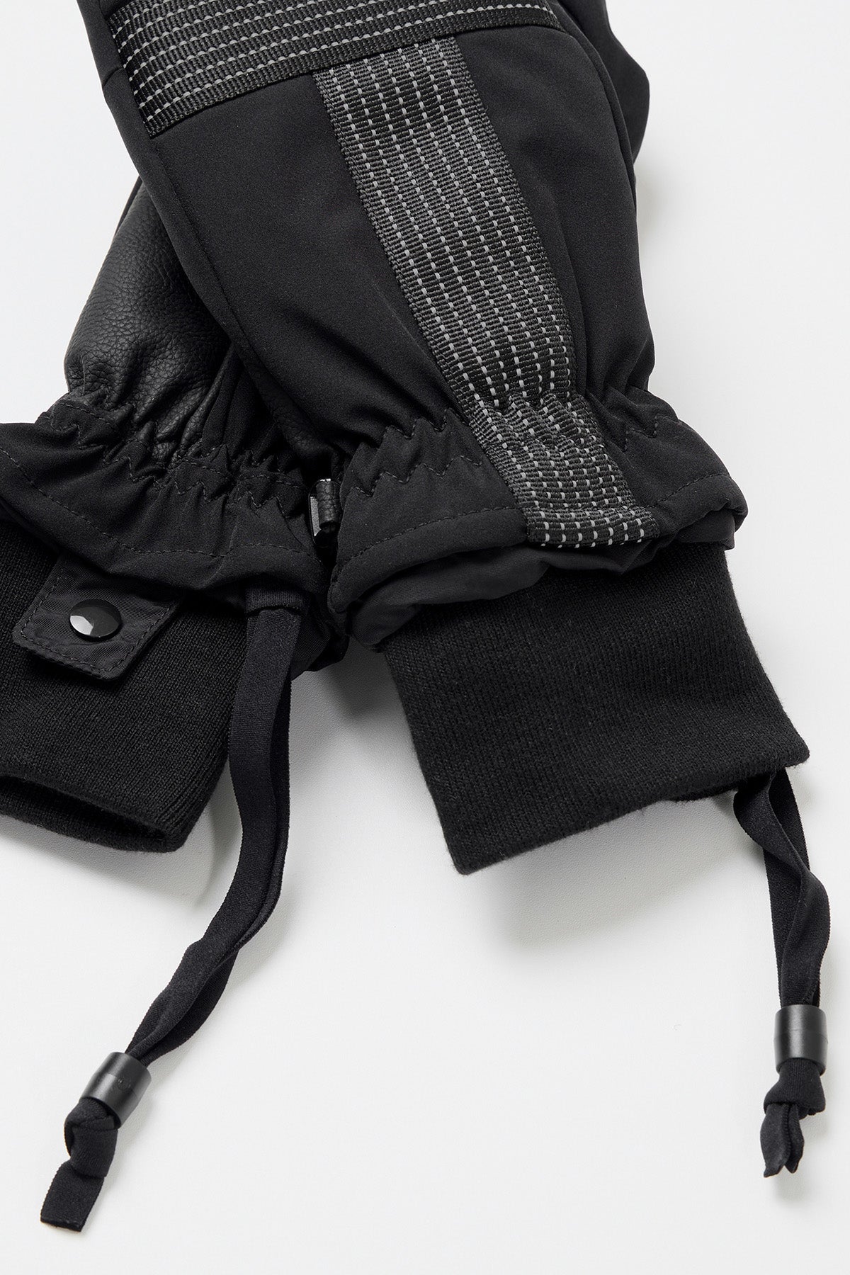 [INVITED] REFLECTIVE CROSS BAND MITTEN BLACK