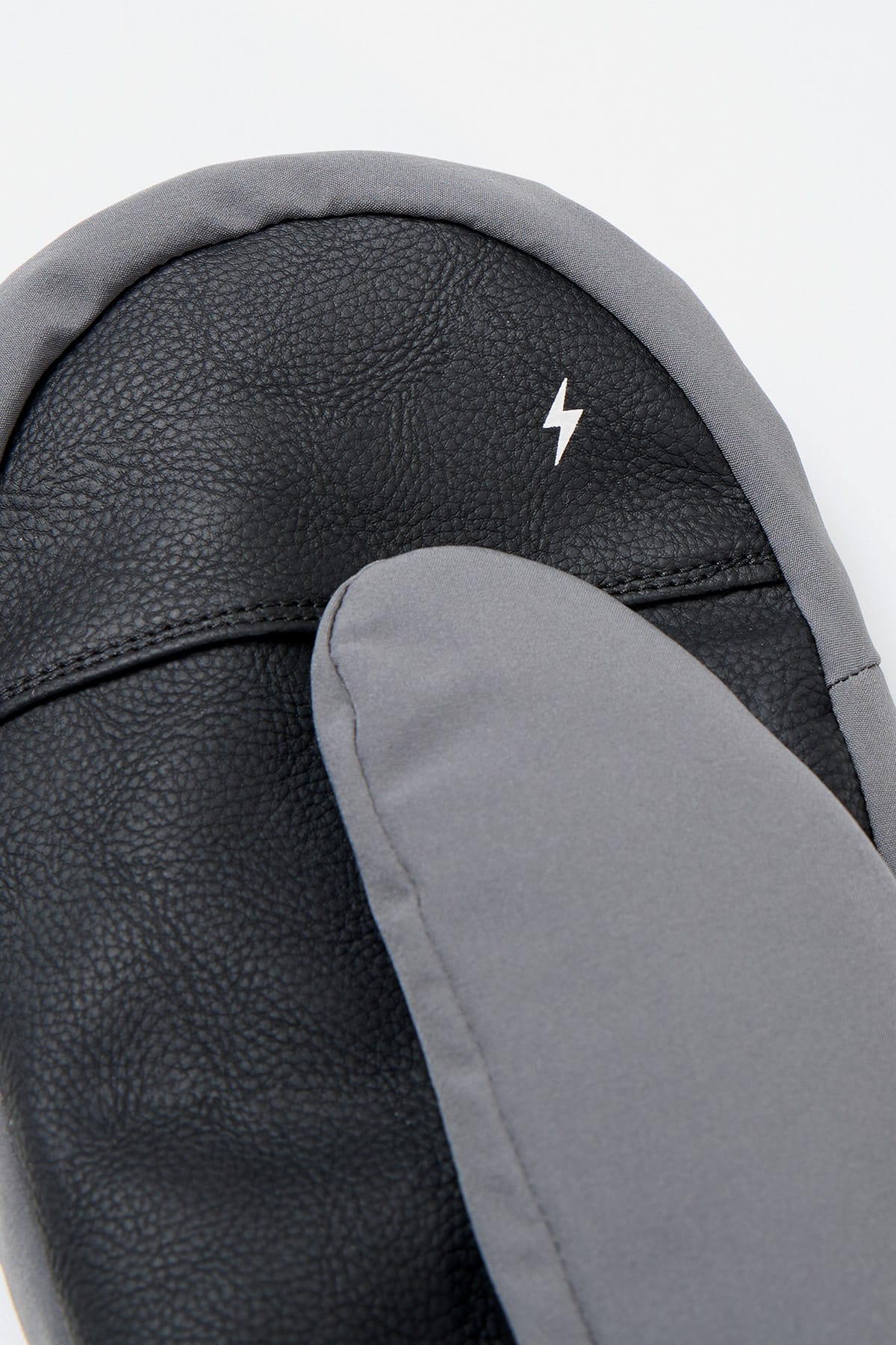 [INVITED] REFLECTIVE CROSS BAND MITTEN COOL GREY