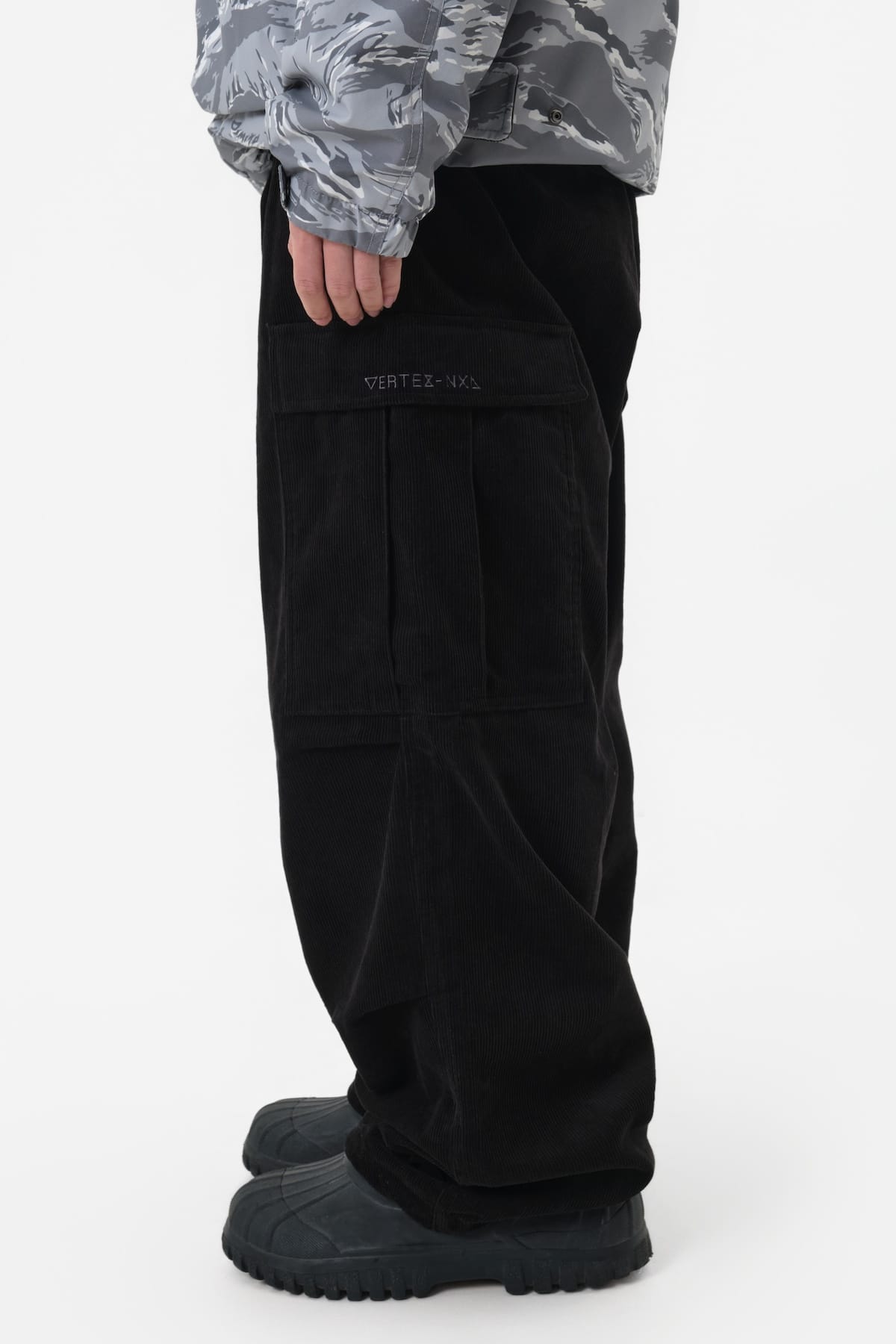 [INVITED] VTX CORDUROY CARGO PANTS (RELAXED FIT) BLACK