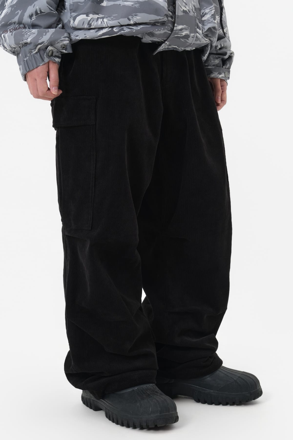 [INVITED] VTX CORDUROY CARGO PANTS (RELAXED FIT) BLACK