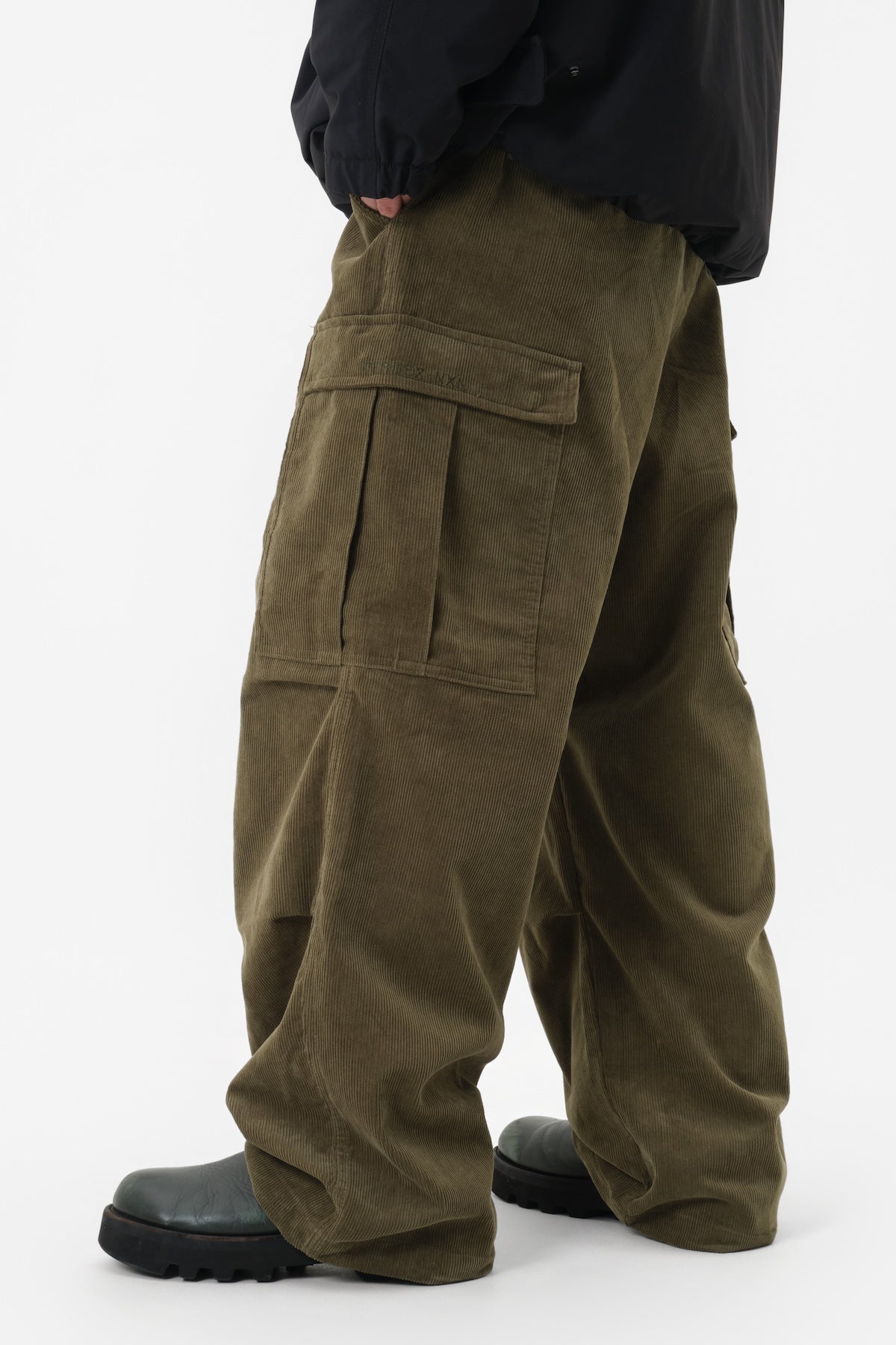 [INVITED] VTX CORDUROY CARGO PANTS (RELAXED FIT) KHAKI